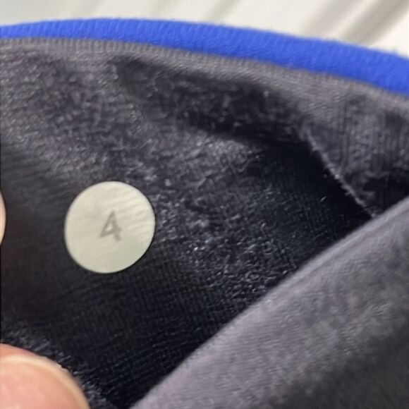 Lululemon Reverse Groove Short (Regular) Size 4 - Picture 7 of 7